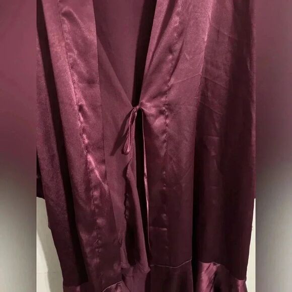 Victoria’s Secret Satin Robe w/ Pockets |Burgundy Color |Size M/L Missing belt - Picture 3 of 6